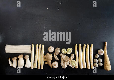 Überblick über verschiedene Lebensmittel auf dem Tisch arrangiert Stockfoto