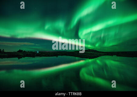 Majestätischen Blick auf Aurora borealis über den See bei Nacht Stockfoto