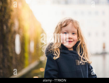 Portrait von lächelnden Mädchen mit Fell beim Stehen im Freien Stockfoto