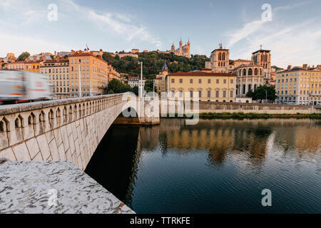 Bonaparte Brücke über den Fluss Saone gegen Gebäude in der Stadt Stockfoto