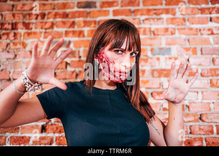 Frau mit ihrem Gesicht mit Terror Wunden gemalt. Stockfoto