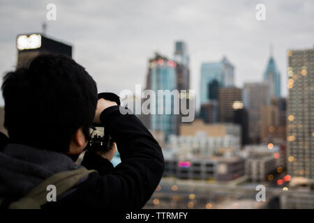 Rückansicht des Menschen fotografieren Stadtbild Stockfoto