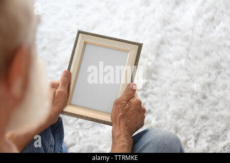 Alte Mann mit Bilderrahmen Stockfoto