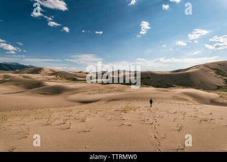 Mitte der Abstand der Wanderer zu Fuß auf Wüste gegen Himmel in der Great Sand Dunes National Park Stockfoto