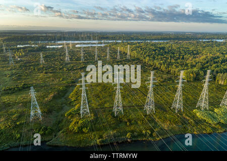 Leitungen von einem Damm, St. Lawrence Seaway, in der Nähe von Massena, New York Stockfoto