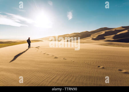 Wanderer auf Sand bei Great Sand Dunes National Park während der sonnigen Tag Stockfoto