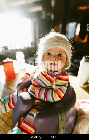 Portrait von niedlichen Baby Mädchen sitzen auf Töpfchen zu Hause Stockfoto