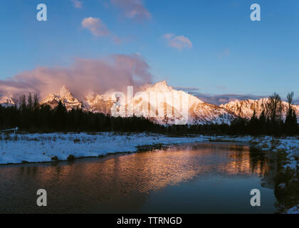 Malerischer Blick auf den See gegen schneebedeckte Berge Stockfoto