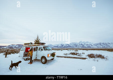 Weiß van geparkt mit Weihnachtsbaum und Hund in tetons Stockfoto