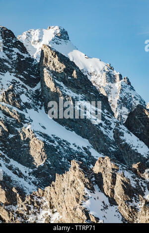 Craggy Rocky Mountains an einem sonnigen Wintertag Stockfoto