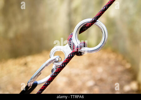 Nahaufnahme der Karabiner mit Seil befestigt Stockfoto