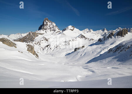 Schneebedeckte Berge in den Pyrenäen, hebt die Midi D'Ossau Peak. Stockfoto