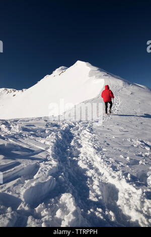 Bergsteiger Wandern in den Pyrenäen im Winter. Stockfoto