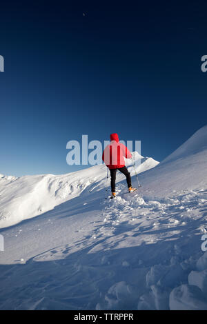 Bergsteiger Wandern in den Pyrenäen im Winter. Stockfoto