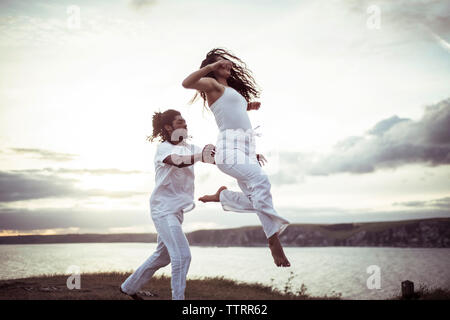 Paar tanzen auf Feld gegen Sky Stockfoto