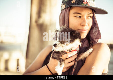 Frau mit Cap mit Hund am Strand Stockfoto