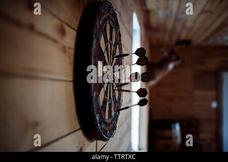 Dartscheibe hängen an die Holzwand Stockfoto