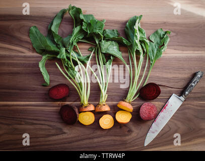 Ansicht von oben der gehackten Gemüse mit Küchenmesser auf hölzernen Tisch Stockfoto