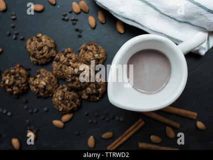 Ansicht von oben von Chocolate Chip Cookies und Kaffee auf Schiefer zu Hause Stockfoto