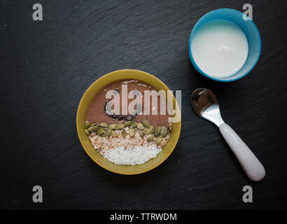 Ansicht von oben Frühstück in Schalen mit Löffel am Tisch serviert Stockfoto