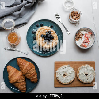 Draufsicht auf das Frühstück am Tisch serviert Stockfoto