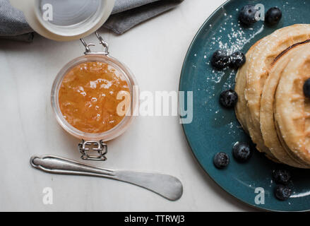 Close-up von Konserven in den jar von Waffeln auf Tisch Stockfoto