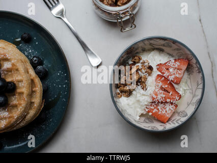 Nahaufnahme von Frühstück am Tisch serviert Stockfoto