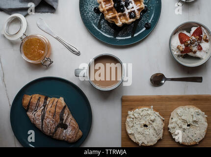 Ansicht von oben von frischem Frühstück am Tisch Stockfoto