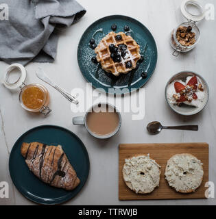 In der Nähe von frischem Frühstück serviert am Tisch Stockfoto