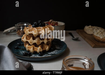Close-up von Waffeln in der Platte auf dem Tisch Stockfoto