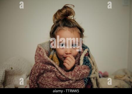 Porträt eines jungen Mädchens in Ihrem Schlafzimmer denken Stockfoto