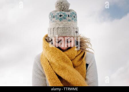 Portrait der blonden Frau lächelnd mit einem Winter Mütze und Schal Stockfoto