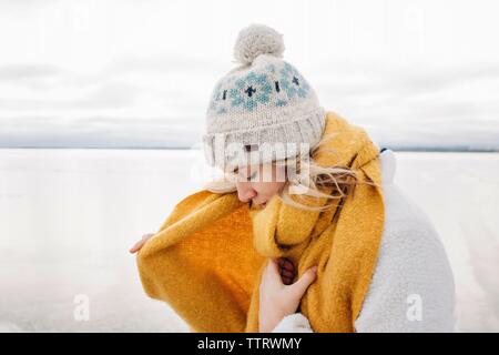 Portrait von blonde Frau Nachbearbeiten warm am Strand im Winter Stockfoto