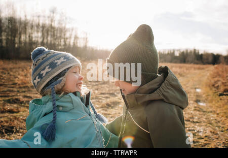 Bruder und Schwester Spaß lachen, lachen Geschwister spielen Stockfoto