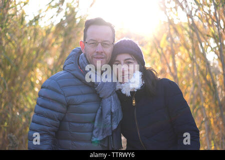 Portrait von Reifes Paar warme Kleidung tragen auf Feld während der sonnigen Tag Stockfoto