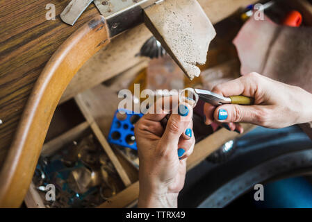 7/8 Hände der weiblichen Juwelier, Ring mit einer Zange in Werkstatt Stockfoto