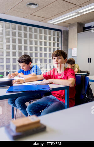 Die Schüler lernen im Klassenzimmer Stockfoto