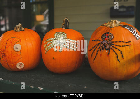 In der Nähe von eingerichteten Kürbisse auf hölzernen Tisch zu Hause während Halloween Stockfoto