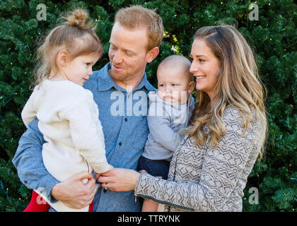 Eine glückliche Familie steht zusammen schließen außerhalb Stockfoto