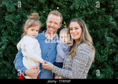 Eine glückliche Familie steht zusammen mit direkten Blick Stockfoto