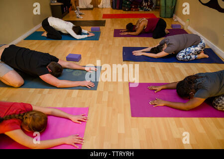 Eine kleine Gruppe von Studenten praktizieren Yoga in einem Studio Stockfoto