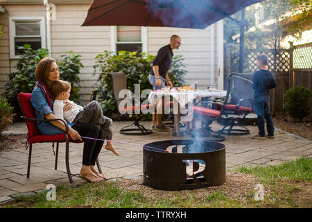 Eine Familie sitzt auf der Terrasse bereiten gemeinsam das Abendessen Stockfoto