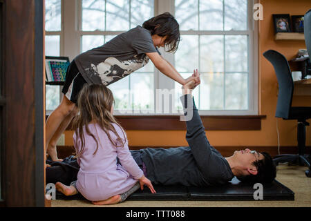 Ein Vater mit seinen beiden kleinen Kindern in ein Haus Übung Stockfoto