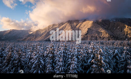 Mt. Si abgedeckt im Winter schnee Stockfoto