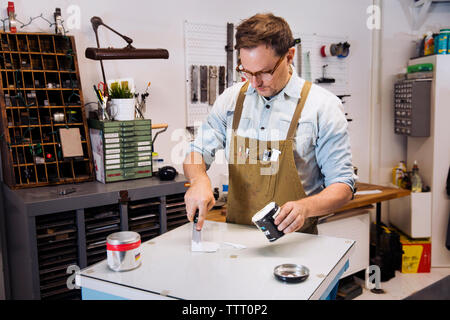 Konzentriert man sich Farbe auf, während in der Druckerei arbeiten Stockfoto