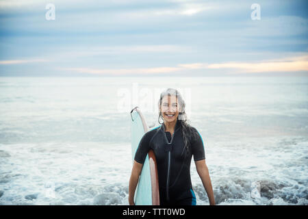 Portrait von Happy wet weibliche surfer Surfbrett mit Delray Beach Stockfoto