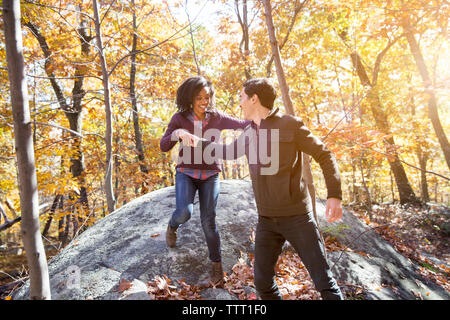 Paar beim im Wald im Herbst Stockfoto