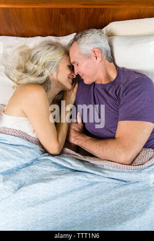 Hohe Betrachtungswinkel der liebenden Paar schlafen zusammen auf dem Bett zu Hause. Stockfoto