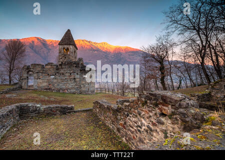 Alte Ruinen der mittelalterlichen Abtei von San Pietro in Vallate, Piagno, Sondrio Provinz, Valtellina, Lombardei, Italien Stockfoto