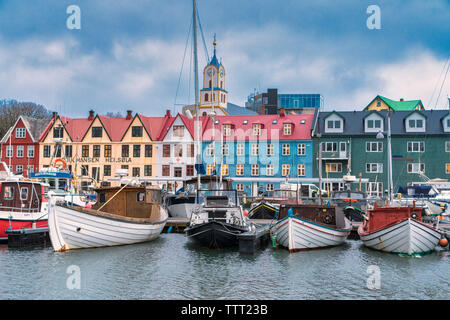 Fischerboote im Hafen von bunten Gebäude, Torshavn, Streymoy Island, Färöer, Dänemark umgeben Stockfoto